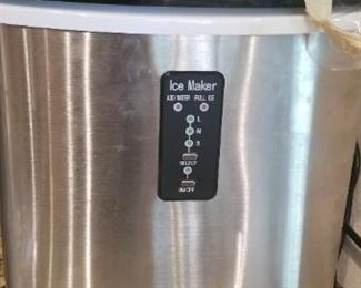 Handy ice maker