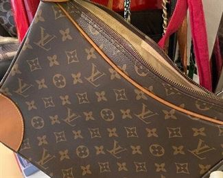 Genuine vintage Louis Vuitton! Stitching color/direction and stamp all all match to genuine LV. 