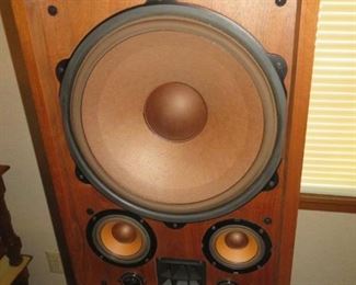 Nice vintage Pioneer speakers. sound good.