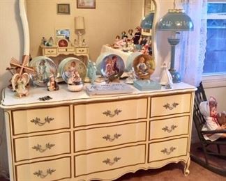 French Provincial Bedroom Furnishings