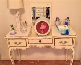 French Provincial Bedroom Furnishings