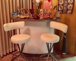 Adorable 60s Free Standing Bar with 2 Stools mint condition