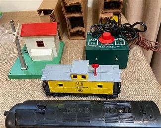 Lionel train with five cars and a stationF