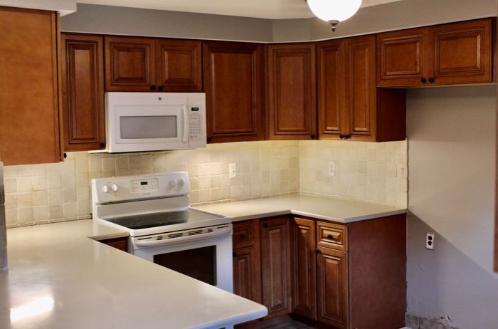 Wood cabinets solid wood dovetail drawers. If you are interested in the kitchen cabinets I have measurements and layout of the entire kitchen I can email or text you photos