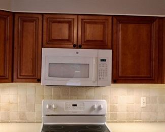 Wood cabinets solid wood dovetail drawers. If you are interested in the kitchen cabinets I have measurements and layout of the entire kitchen I can email or text you photos