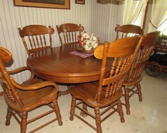 Oak table with 6 chairs- Pulasky furniture