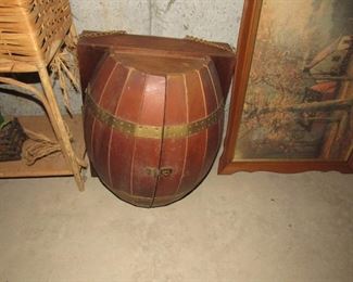 Great vintage barrel bar (no glasses)