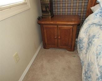 Oak bedroom set- 2 matching nightstands