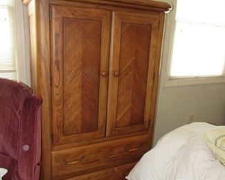 Oak bedroom set- chest