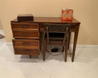 vintage Singer sewing machine in a sewing table, works great!