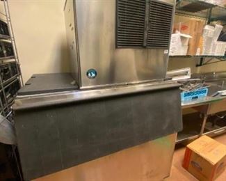 Ice machine with bin
Hoshizaki model KML-631MAH