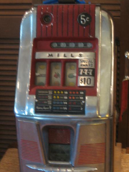 1950' MILLS TRIPLE 7 SLOT MACHINE IN GOOD WORKING ORDER