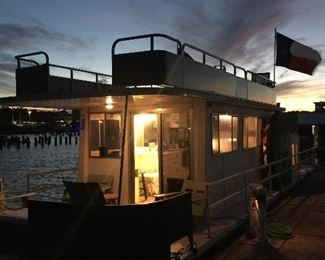 HOUSEBOAT NIGHT VIEW