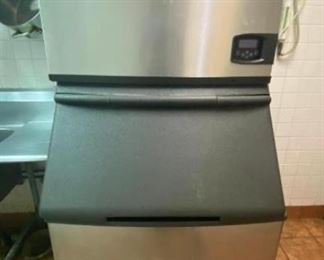 560 lb Ice machine with bin
Manitowoc model IY0504A-161