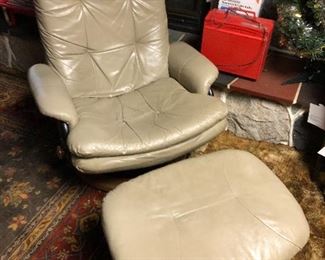 Chair by Ekornes or other maker -- appears to be Ekornes Stressless, but tag cut off.