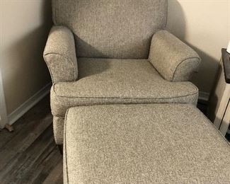 2 year old Flexsteel Lounge chair w/ottoman