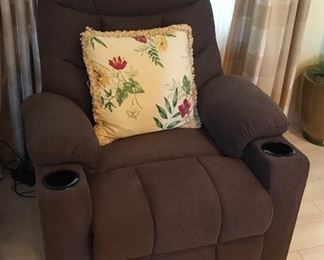 5 Month virtually NEVER used lift Chair.