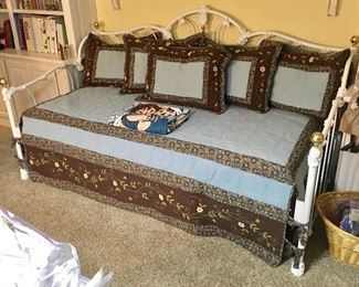 White Metal Trundle Bed in Excellent Condition.