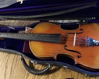 Vintage Violin with broken bow