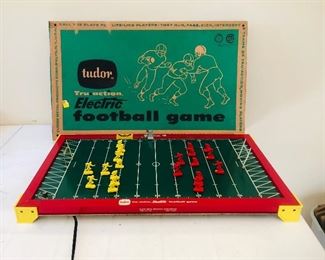 1959 Tudor Tru Action Elec. Football game
Has all pieces👍