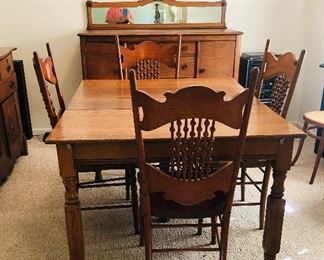 Square oak 5 leg dining table with 3 leaves.
W/o leaves 42x42
Leaves 9.5 each
