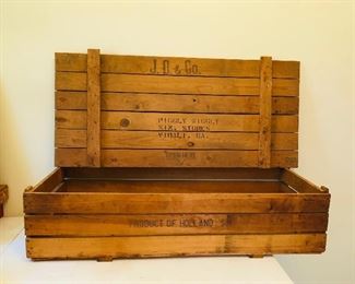 Vintage piggly wiggly shipping crate