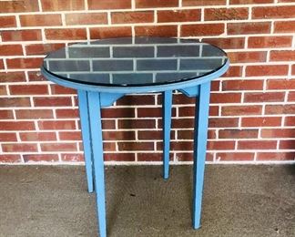 Pretty round blue table with tempered glass 