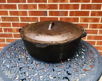 Cast iron pot with lid