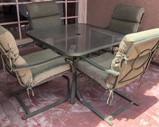 Patio Table w 4 Chairs and Cushions