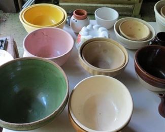 LOTS OF VINTAGE MIXING BOWLS.  SOME IN AS-IS CONDITION.