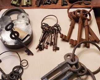 ructic old keys. Many sets