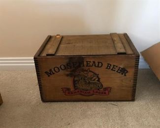 Moosehead Beer dovetailed box with lid.