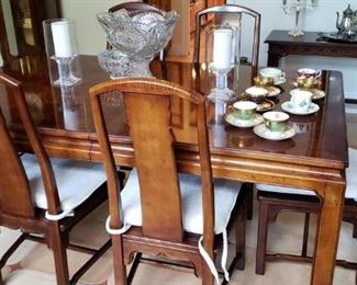 Henredon Table, 2 Armchairs, 4 Side Chairs, 2 Leaves