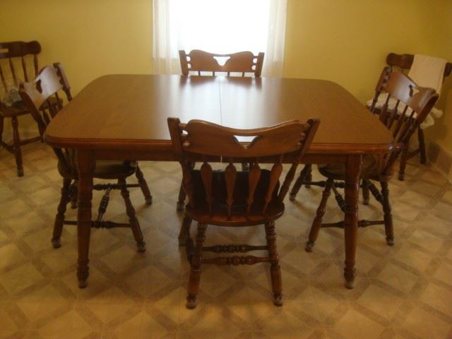 Dining table with 3 leaves and 4 chairs