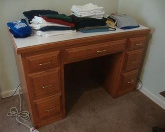 Kneehole desk with 7 drawers