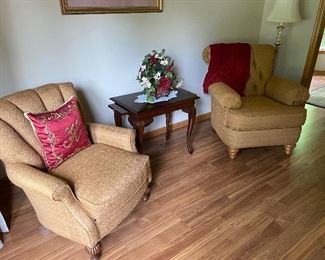 Mint condition Flexsteel chairs; tea table; Stiffel floor lamp