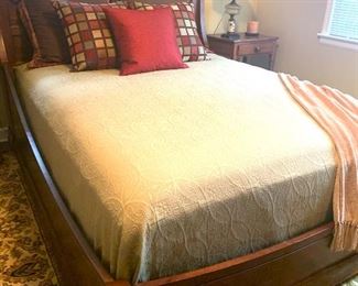 queen size sleigh bed