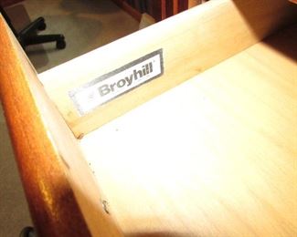 Label to office shelf with drawers