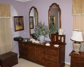 Thomasville dresser with twin mirrors