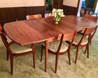Beautiful Mid-Century drop leaf table & 6 chairs 