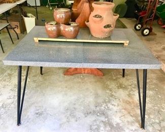 Vintage Mid-Century table w/ hair pin legs and one leaf