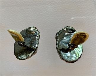 Detail; fashion faux grey pearl earrings