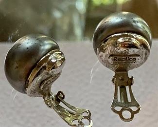 Detail; fashion grey pearl earrings