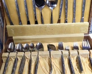 Silveplate flatware set