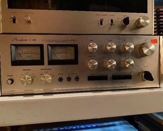 Accuphase E-202 Amplifier
