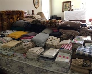 Assorted Sheets, Pillowcases, Beach/Bath Towels