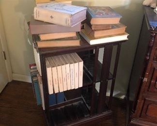 Revolving book shelf