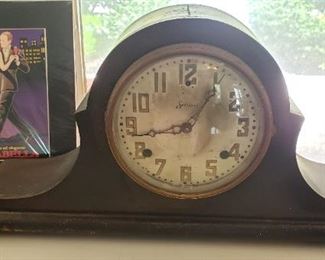 vintage Sessions Mantle clock with key