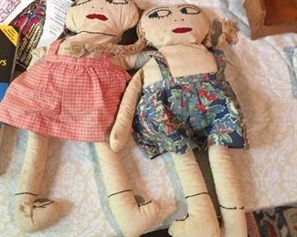 2 old dolls... only 3 arms between them, but no rip marks. Family has no idea how this occurred. 1 doll seems to have been made with just 1 arm. I dunno.