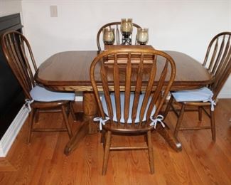 BEAUTIFUL DINING TABLE W/4 CHAIRS & 2 HIDDEN LEAFS 